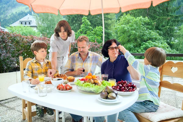5 人からの家族が夕食を持っています。 — ストック写真
