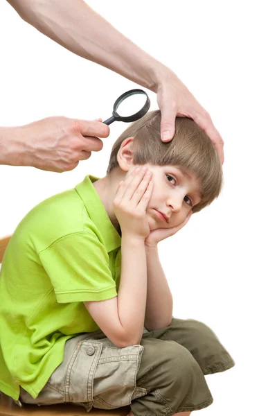 Padre guarda le lendini al figlio dello scolaro — Foto Stock