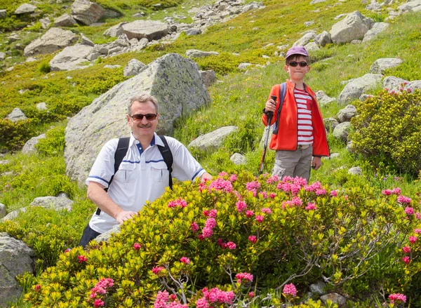 Farfar med barnbarn vilar — Stockfoto