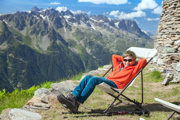 Chico está descansando en los Alpes —  Fotos de Stock