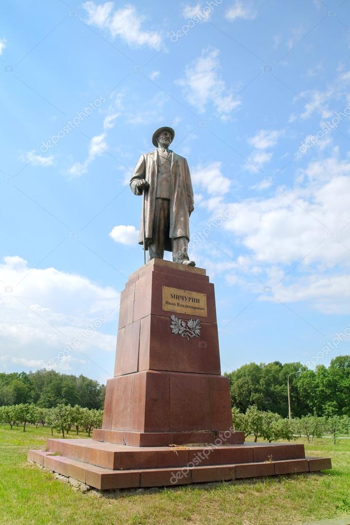 https://st2.depositphotos.com/3229215/6418/i/950/depositphotos_64183393-stock-photo-monument-michurin-in-russia.jpg