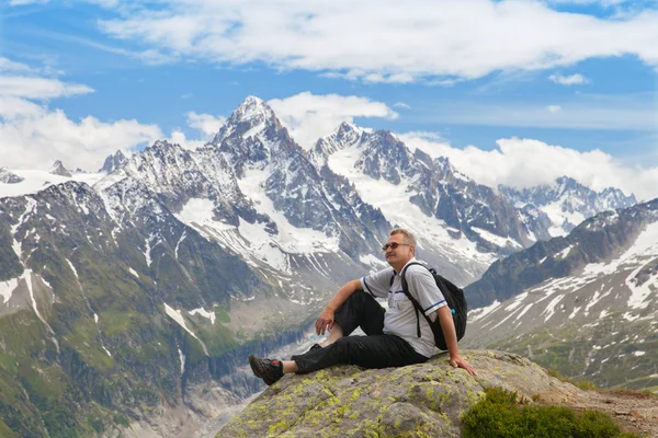 Tourists sitting on a rock — Stock Photo, Image