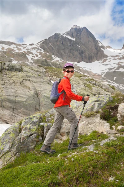 Les montées des enfants sur la pente des montagnes — Photo