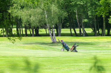 Bir golf sahası üzerinde iki arabaları