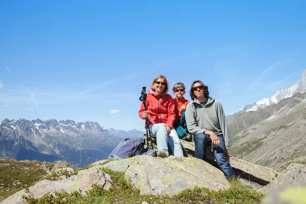 Happy family in the mountains — Stock Photo, Image