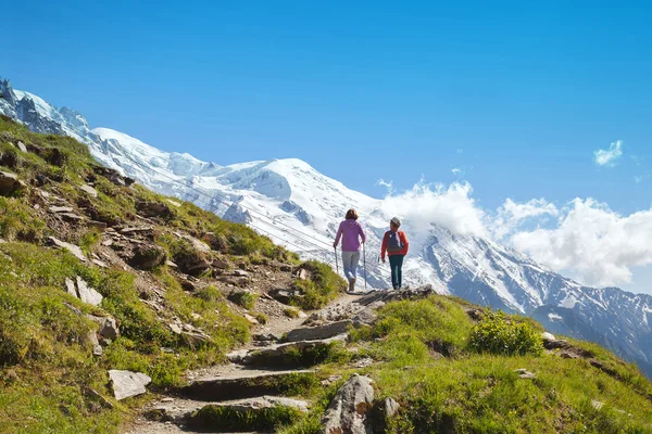 Madre con il figlio in montagna — Foto Stock