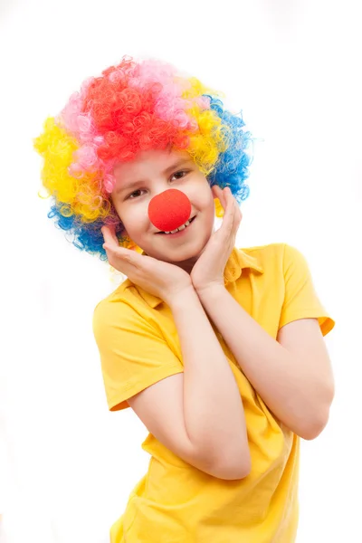 Niño con una nariz de payaso rojo y peluca brillante —  Fotos de Stock