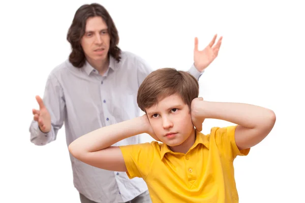 Hombre gritándole a un niño pequeño que no está escuchando — Foto de Stock