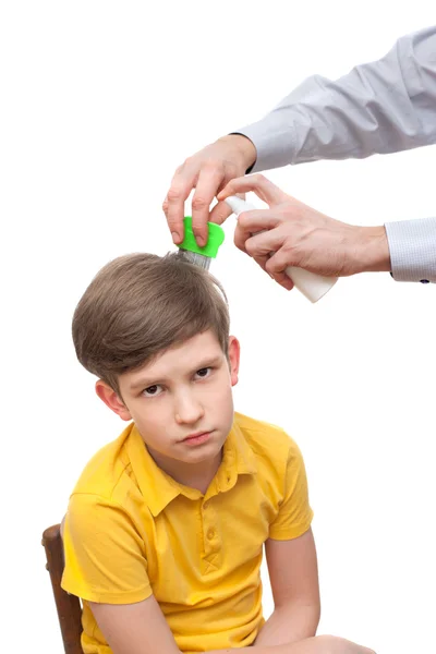 Man combs out nits from the young boy — Stock Photo, Image