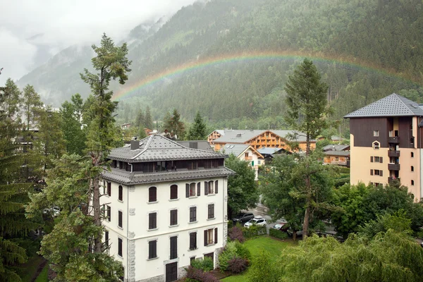 Arcobaleno nel villaggio di montagna — Foto Stock
