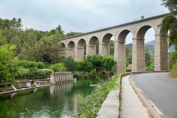 L'acquedotto di Fontaine-de-Vauclus e — Foto Stock