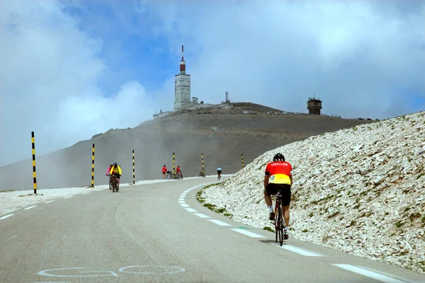 Cyklisté na cestě na vrchol Ventoux připojit — Stock fotografie