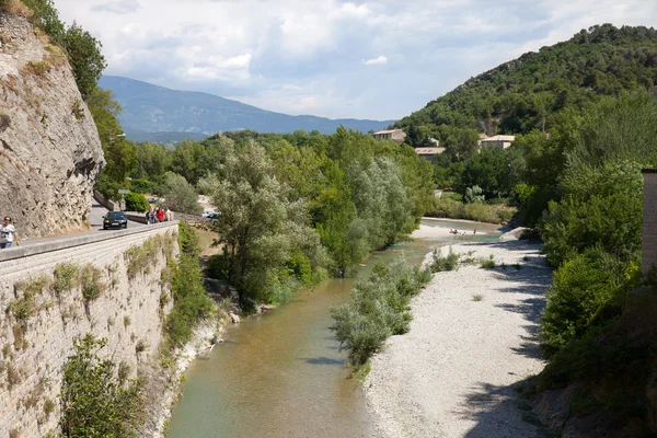 Řeka Ouveze v městě Vaison-la-Romaine — Stock fotografie