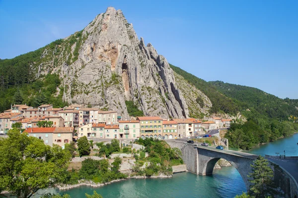 Berg stad Sisteron bekijken — Stockfoto