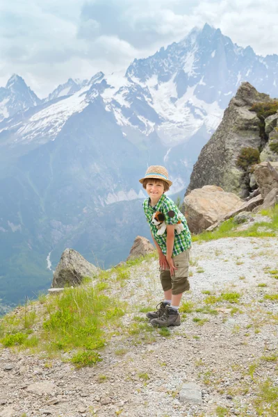 Маленький мальчик стоит на горной тропе — стоковое фото
