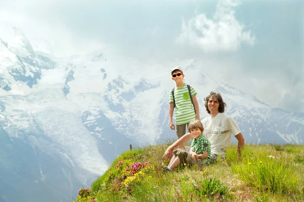 Father with  children in the mountains — Stock Photo, Image