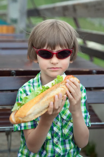 少年はサンドイッチを食べて — ストック写真