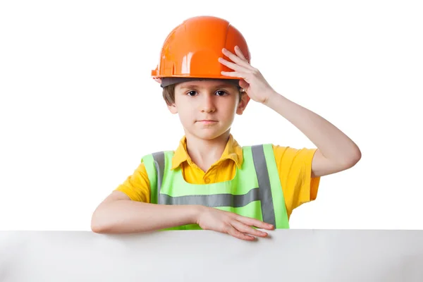 Kleine jongen in veiligheidshelm met lege billboard — Stockfoto