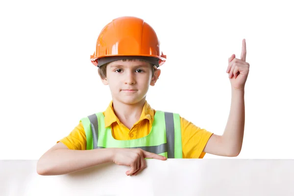 Kleine jongen in veiligheidshelm met lege billboard — Stockfoto