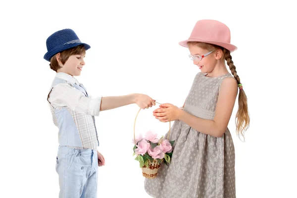 Garçon donne une fille un panier de fleurs — Photo