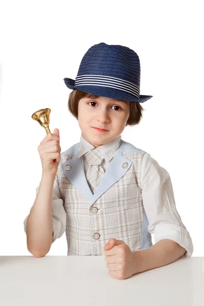Malý chlapec v obleku zazvoní zvonek — Stock fotografie