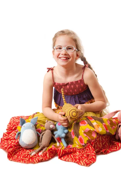 小女孩微笑着与自制玩具 — 图库照片