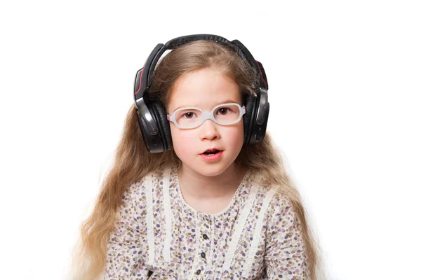 Menina com óculos e fones de ouvido — Fotografia de Stock