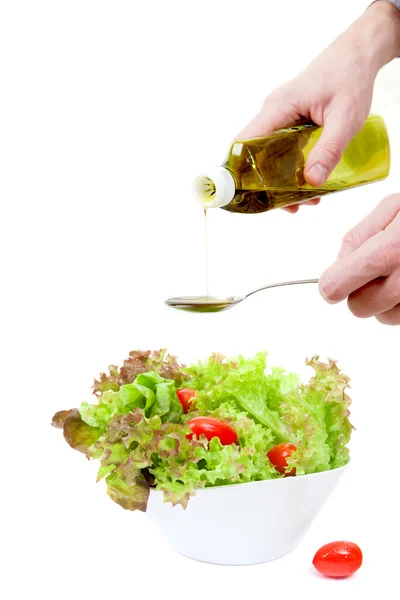 Handen smakelijk verse groene salade — Stockfoto