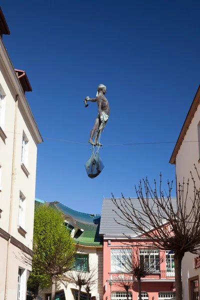 Скульптура рыбака на улице Монте-Кассино — стоковое фото