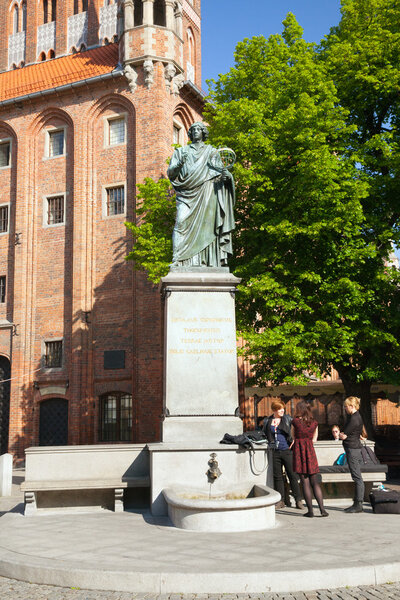Памятник Копернику против Старой Ратуши
