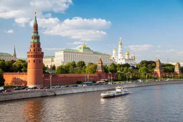 Catedrais e cais Rio Moskva — Fotografia de Stock