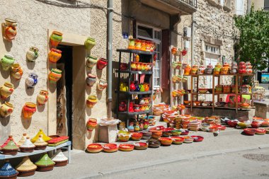 Renkli çanak çömlek eşya dükkanı açık