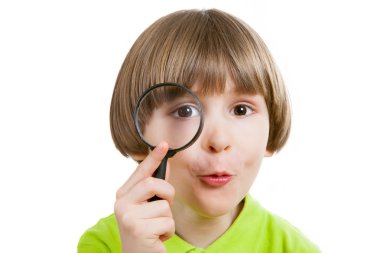 Büyüteç ile çocuk hayret