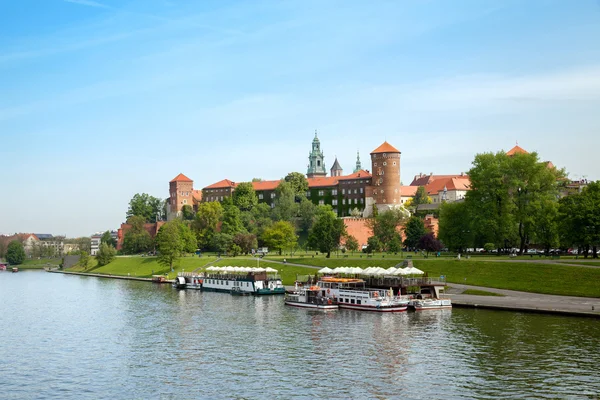 Castillo de Wawel desde el río Vístula — Foto de Stock