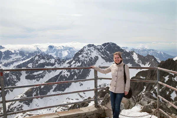 Mulher no miradouro da montanha — Fotografia de Stock