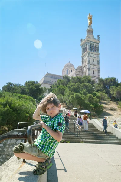 Chlapec proti Notre Dame de la Garde — Stock fotografie