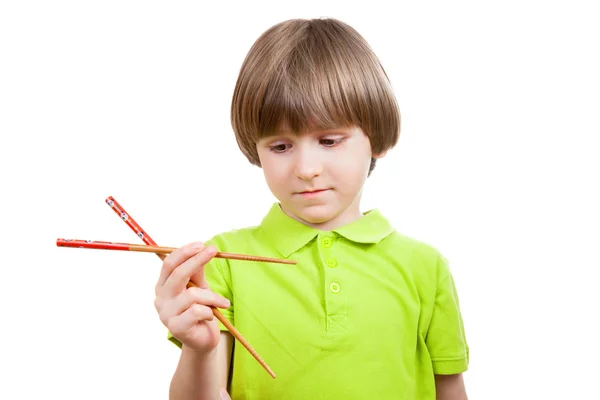 男孩用筷子吃寿司 — 图库照片