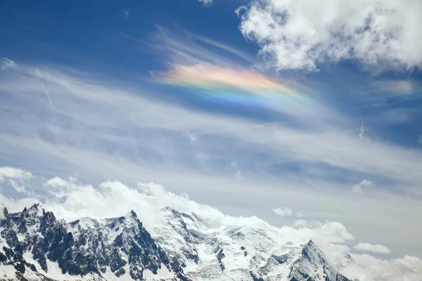 Arco-íris no céu azul entre as nuvens — Fotografia de Stock