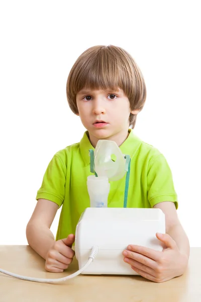 Niño pequeño con nebulizador — Foto de Stock