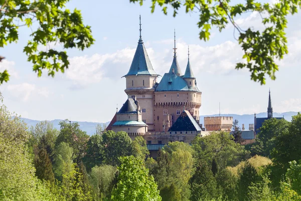 Замок в місті Bojnice навесні — стокове фото