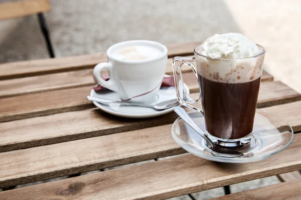 Cups met cacao en cappuccino — Stockfoto