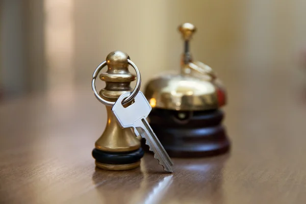 Une cloche de service et clé de chambre — Photo