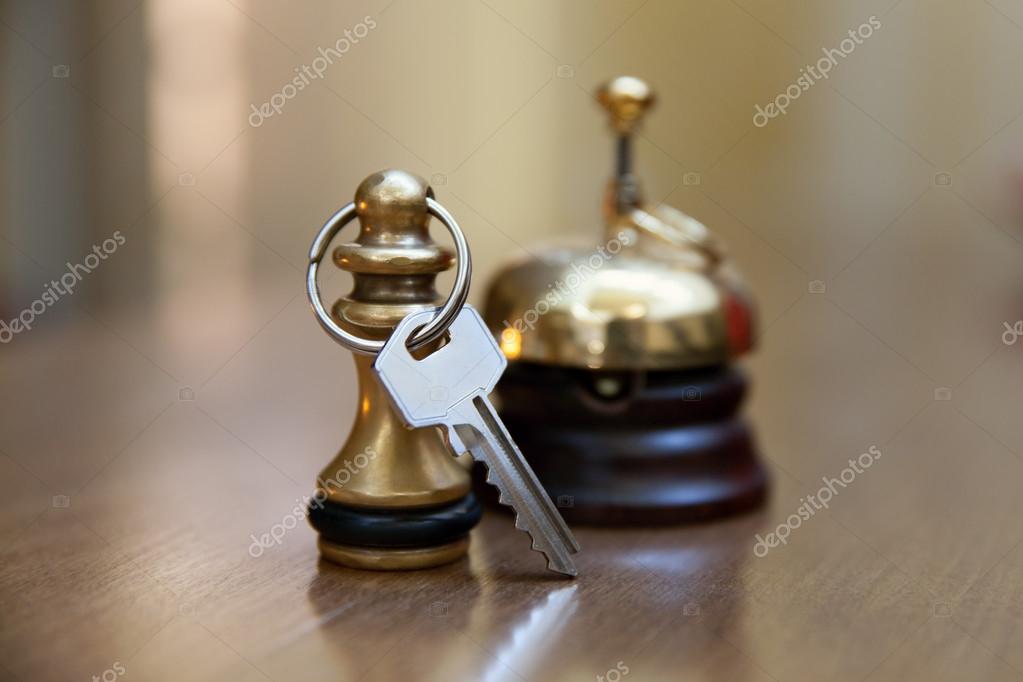 Служебный Звонок И Ключ От Номера Стоковое Фото ©anrymoscow 83963150