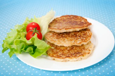 patates gözlemesi marul ve domates ile