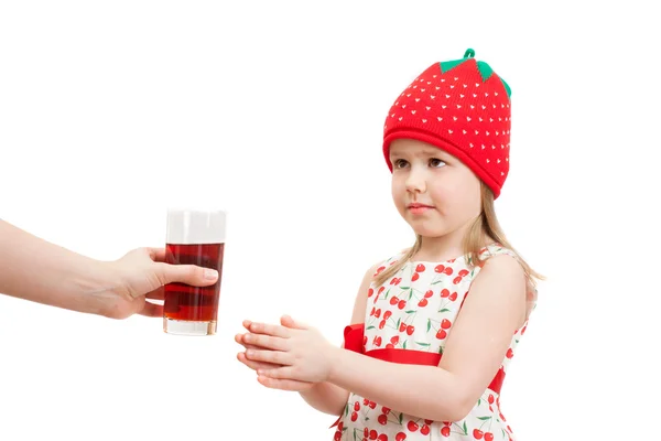 Kleines Mädchen nimmt ein Glas Beerensaft — Stockfoto