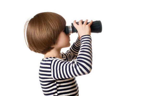 Kleine jongen is op zoek via verrekijker — Stockfoto