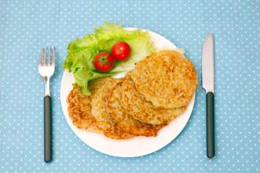 patates gözlemesi marul ve domates ile