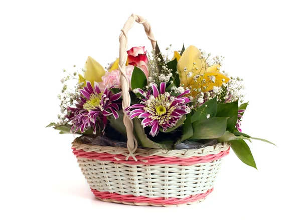 Weidenkorb mit gemischten Blumen — Stockfoto