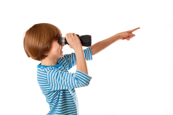Kleine jongen is op zoek via verrekijker — Stockfoto