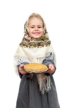 küçük kız bir tabak krep ile